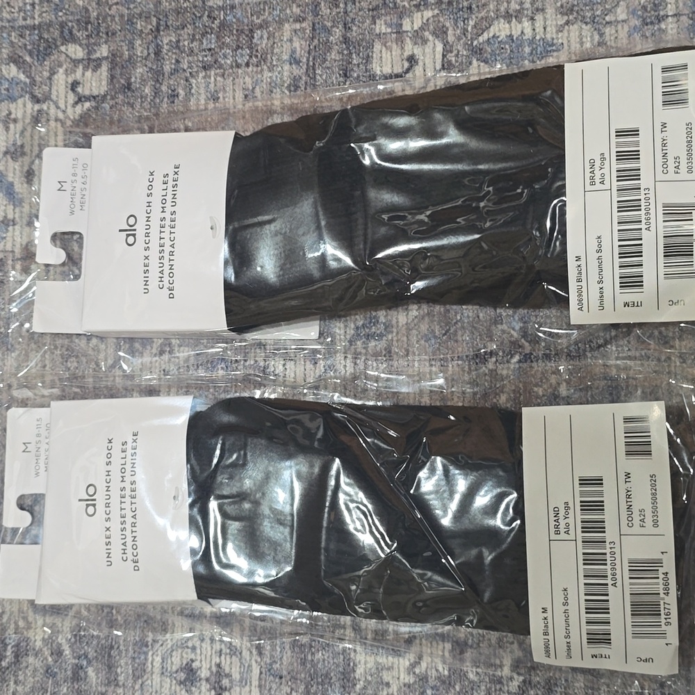 ALO Yoga Scrunch Sock Unisex - Black - Medium - Two Pairs - Picture 2 of 8